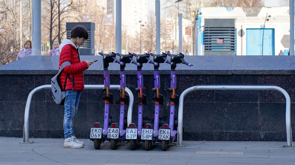 Столичный профильный вуз предложил разрешить аренду электросамокатов только через государственный мессенджер Max, а также контролировать частных владельцев самокатов через приложение или по номерным светоотражающим жилетам.