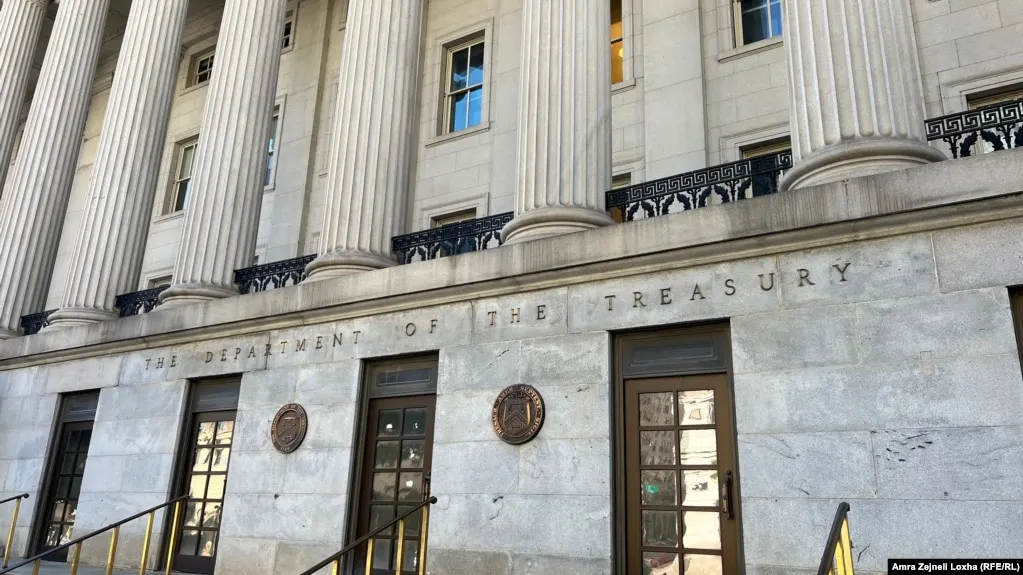 Министерство финансов США расширило санкционный список, включив восемь физлиц и четыре компании из Ирана, Турции и ОАЭ, которых обвиняют в содействии Тегерану в закупке вооружений и пополнении запасов ракет и беспилотников.