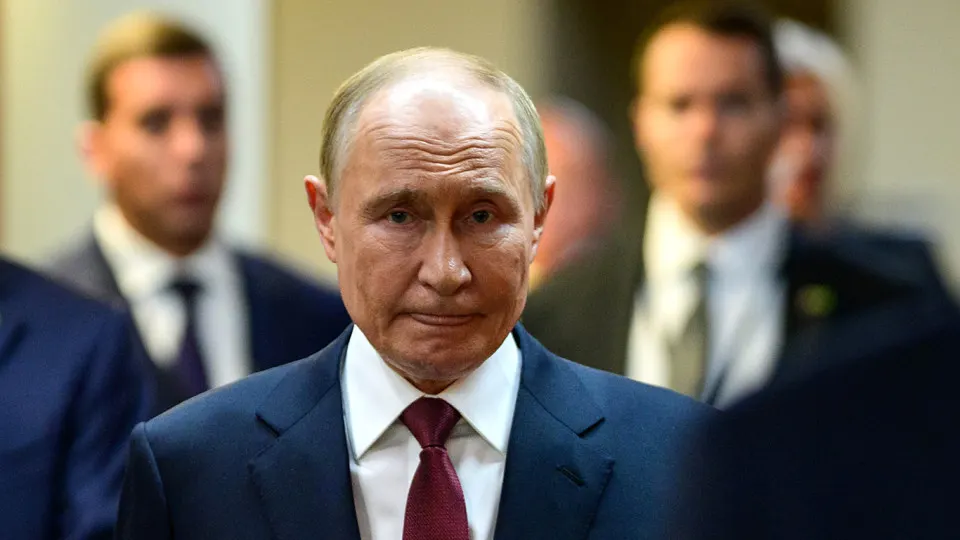 Социологи фиксируют седьмую подряд неделю снижения одобрения деятельности Владимира Путина: показатель обновил минимум со времени начала войны, а политологи связывают тренд с усталостью общества, экономической стагнацией и ужесточением контроля над интернетом.