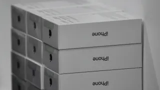 Складские запасы дорогих смартфонов Apple и Samsung в России выросли на фоне снижения покупательной способности, ритейлеры вынуждены снижать цены и распродавать гаджеты с крупными скидками.