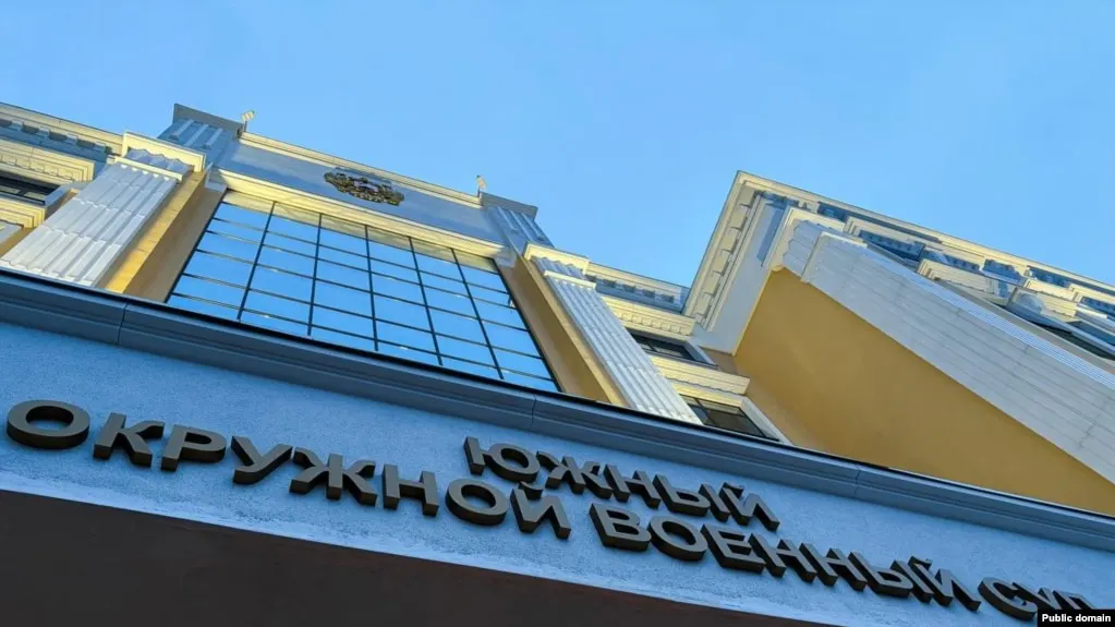 Южный окружной военный суд приговорил трёх молодых жителей Ростова-на-Дону к срокам от восьми до десяти лет лишения свободы по делу о подготовке поджога военкоматов. Это часть общего ужесточения наказаний за поджоги и повреждение имущества государственных органов после начала войны в Украине.