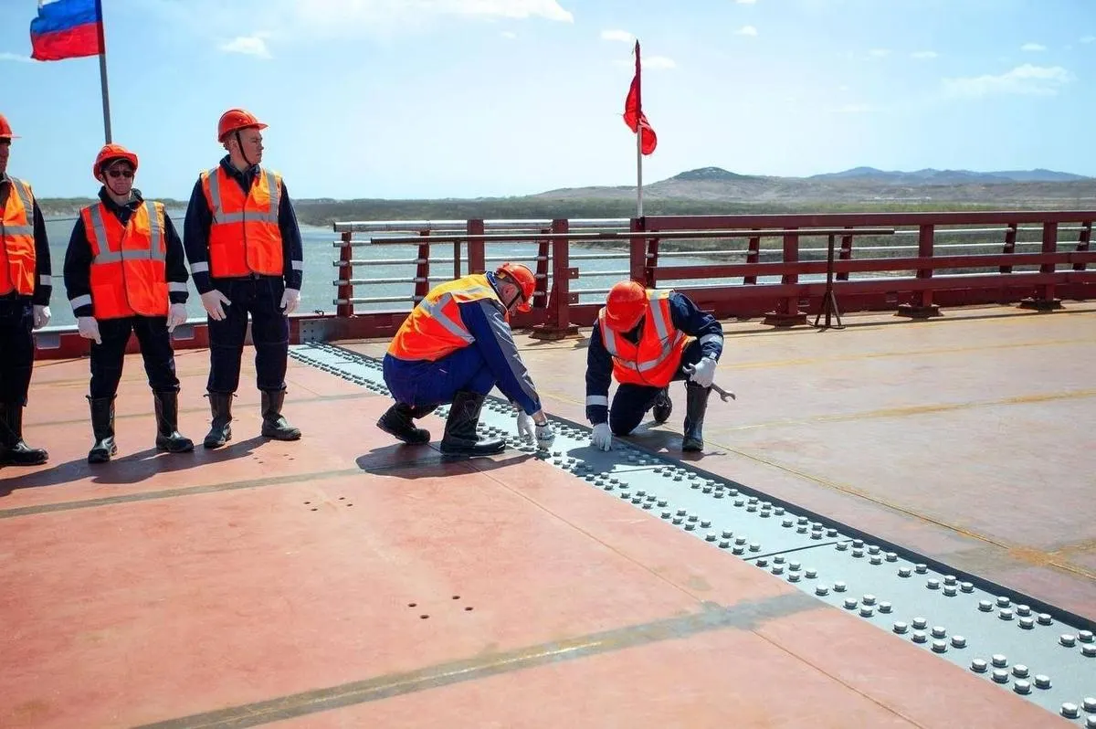 На российско-северокорейской границе к июню 2026 года планируется запустить первый прямой автомобильный мост через реку Туманную. Новый переход должен увеличить торговлю, улучшить логистику и сделать приграничный район более привлекательным для экономики.