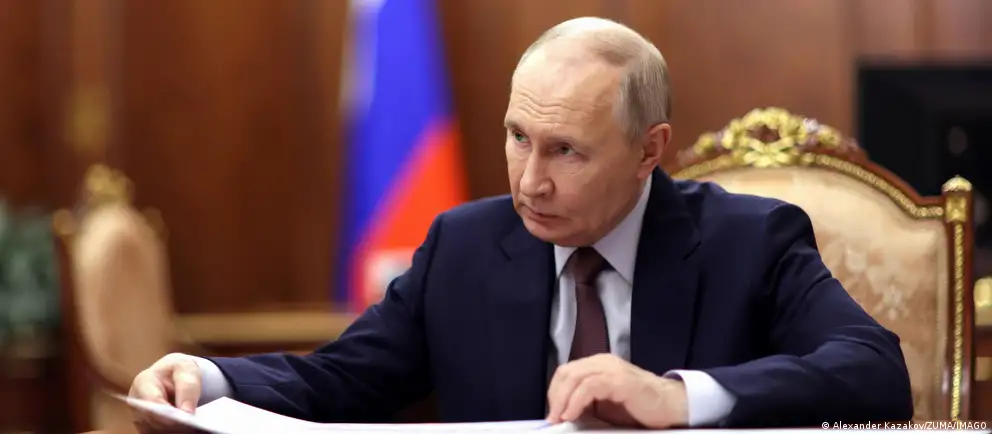 Президент России подписал закон, который освобождает власти от контроля за сделками чиновников и их семей, совершёнными до назначения на должность и до вступления в брак, а также меняет порядок раскрытия семейных доходов госслужащих.