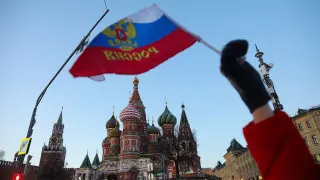 Просроченная задолженность российских компаний перед поставщиками и контрагентами выросла до 8,2 трлн рублей — это около 3,8% ВВП. Больше всего долгов накопили обрабатывающая промышленность и торговля, а ключевой причиной бизнеса называют усиление налоговой нагрузки и сокращение госрасходов.