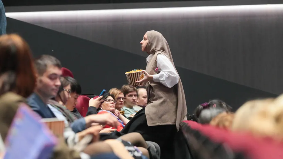 Ассоциация владельцев кинотеатров и российские кинопрокатчики призвали с 30 апреля по 11 мая не показывать в кинотеатрах иностранные фильмы без прав и прокатных удостоверений, чтобы освободить прокат для отечественных картин, включая ленту «Литвяк». Инициатива совпала с обсуждением квот на зарубежное кино по поручению президента.