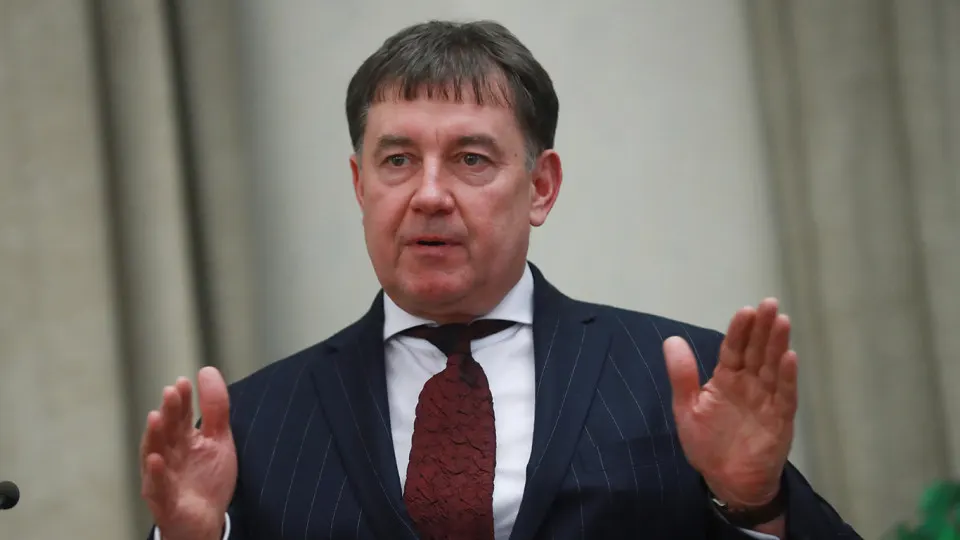 Мосгорсуд оставил в силе решение о национализации сети гостиниц и обширных активов бывшего председателя Совета судей России Виктора Момотова, оценённых в 9 млрд рублей, после проверки Генпрокуратуры о его связях с криминальными структурами и нелегальным бизнесом.