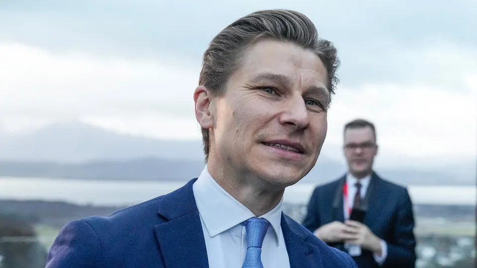 Правительство Финляндии предложило поправки к закону об атомной энергии и Уголовному кодексу, которые откроют возможность ввоза, транспортировки, поставок и хранения ядерного оружия на территории страны для нужд собственной обороны и коллективной обороны НАТО, не разрешая при этом разработку и производство ядерных боеприпасов.