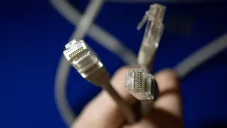 Ассоциация российских разработчиков ПО призвала власти пересмотреть практику блокировок и отказ от «белых списков», предупреждая о рисках для Рунета, бизнеса и разработчиков на фоне ограничений VPN и массовых отключений мобильного интернета.