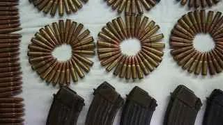 Еврокомиссия предлагает заложить в бюджет Евросоюза на 2028–2034 годы не менее 131 млрд евро на оборону, что в десять раз превышает нынешний уровень военных расходов. Еврокомиссар Андрюс Кубилюс призвал нарастить производство вооружений, упростить регулирование оборонной отрасли и снизить зависимость Европы от США в критически важных военных технологиях.