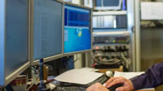 Минцифры предложило ввести административные штрафы для госструктур и компаний с госучастием за несоблюдение сроков импортозамещения на объектах критической инфраструктуры. Санкции затронут тех, кто не перейдёт на отечественное ПО и доверенные программно-аппаратные комплексы к 2030 году.