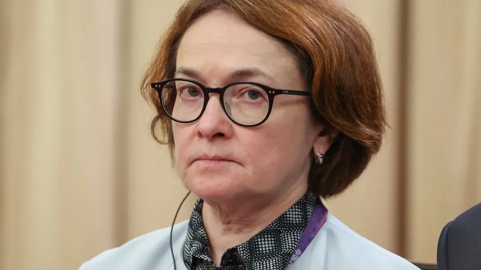 Центробанк сообщил, что в начале 2026 года российская экономика замедлилась из‑за неблагоприятной погоды, сокращения рабочих дней и подстройки к новым налоговым условиям, при этом потребительский спрос и инвестиции остаются сдержанными.