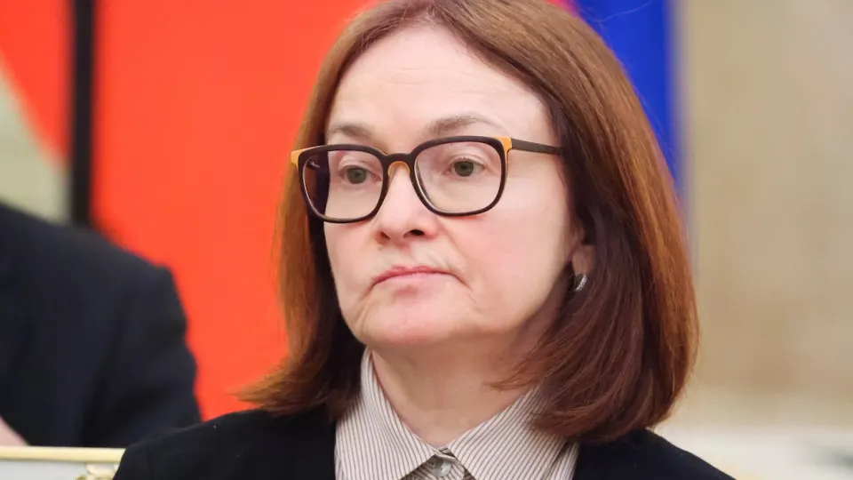 Резкий рост цен на нефть из‑за войны в Иране принесет России десятки миллиардов долларов дополнительной выручки, но ВВП почти не вырастет, а население и бизнес останутся в режиме экономии, предупреждает Центробанк.