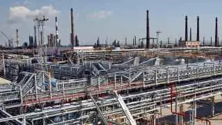 Из-за атак дронов приостановлена работа нефтеперерабатывающих заводов в Туапсе, Новокуйбышевске, Нижегородской, Саратовской и Ленинградской областях, что затронуло значительные мощности по переработке нефти и выпуску топлива.