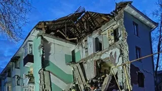 В Сызрани во время массированного удара украинских беспилотников дрон попал в многоэтажный жилой дом, частично обрушив подъезд. Спасатели извлекли из-под завалов 11 человек, включая двоих детей; еще один беспилотник повредил десятиэтажку. Ночью средства ПВО сообщили о перехвате 155 дронов над рядом регионов России, временно ограничивалась работа нескольких аэропортов, в том числе в Поволжье.