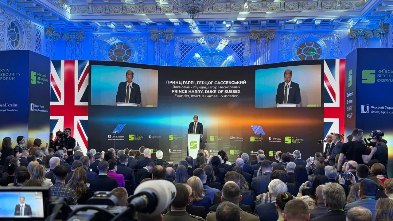 Во время визита в Украину принц Гарри заявил, что прибыл как частное лицо, призвал Владимира Путина остановить войну и напомнил США об их обещаниях по защите украинского суверенитета после отказа страны от ядерного оружия.