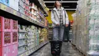 Глава военной разведки Швеции Томас Нильссон заявил, что российские власти системно приукрашивают экономическую статистику: реальная инфляция, по его оценке, приближается к 15% при официальных 5,87%. При этом, по данным опроса ЦБ, сами граждане ощущают рост цен примерно на том же уровне, а военные расходы и дефицит бюджета могут быть значительно выше, чем следует из официальной отчетности.