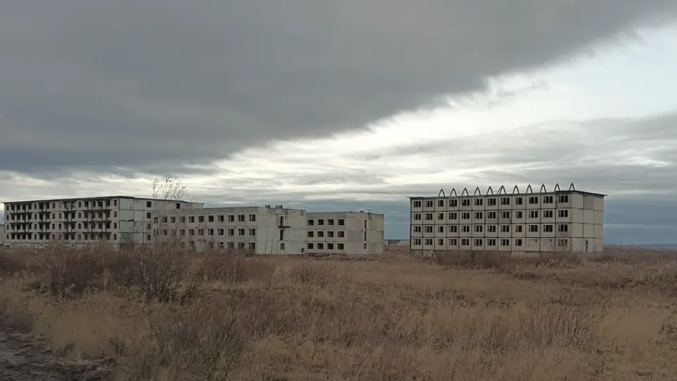 Число рождений в России падает одиннадцатый год подряд и достигло минимумов за более чем 200 лет, тогда как государственные программы и риторика о «традиционных ценностях» не смогли развернуть демографический спад.