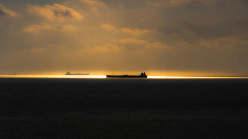 После начала активных досмотров подозрительных танкеров у берегов Швеции часть судов, связанных с перевозкой российской нефти, стала обходить территориальные воды страны и прокладывать более длинные и дорогие маршруты через Балтику и вокруг Британских островов.