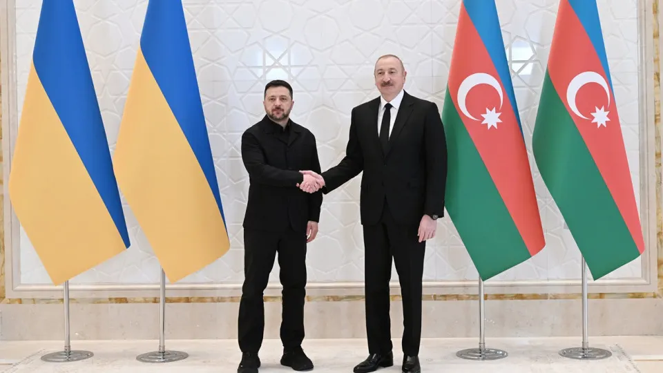 Президент Азербайджана Ильхам Алиев на встрече с Владимиром Зеленским в Габале заявил о поддержке суверенитета и территориальной целостности Украины, а также сообщил о перспективах совместного оборонно-промышленного производства и готовности Киева к новым трехсторонним переговорам о мире.