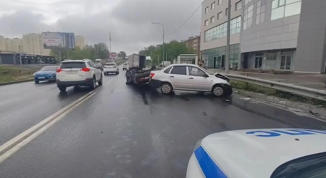 Около 14:00 на Казанском шоссе столкнулись ВАЗ-2107, «Газель» и LADA Granta. В аварии пострадали шесть человек, среди них четверо детей; всех доставили в больницу имени Семашко.