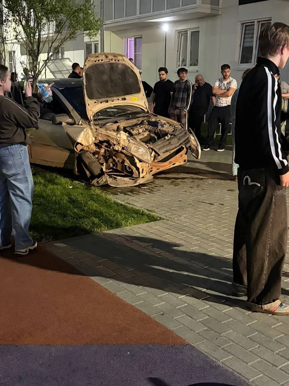 Вечером 15 мая в ЖК «Торпедо» водитель почувствовал себя плохо за рулём, врезался в припаркованные машины и в крыльцо подъезда. Мужчина погиб, пассажирка не пострадала.