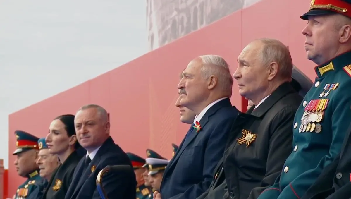 На московском параде Победы президент назвал праздник «священным», отметил решающую роль советского народа в разгроме нацизма и провел параллели с нынешними воинами. На трибуне рядом с ветераном впервые разместили участника «СВО».