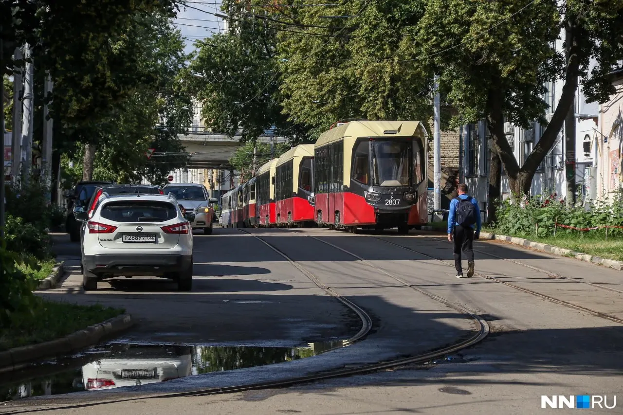 Движение трамваев №18 возобновлено после ремонта путей. Рабочие обкатали обновлённый участок, но из‑за донастройки контактно‑кабельной сети возможны кратковременные остановки.