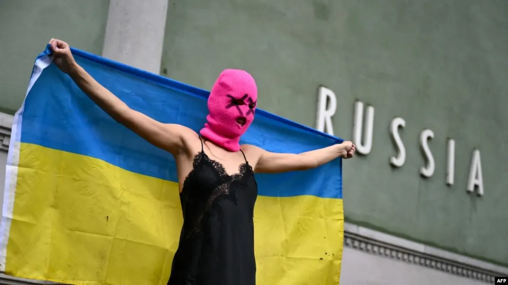 Росфинмониторинг обновил список и включил в него панк‑коллектив Pussy Riot. Ранее группу признали экстремистской, против участниц идут уголовные дела и заочные приговоры.