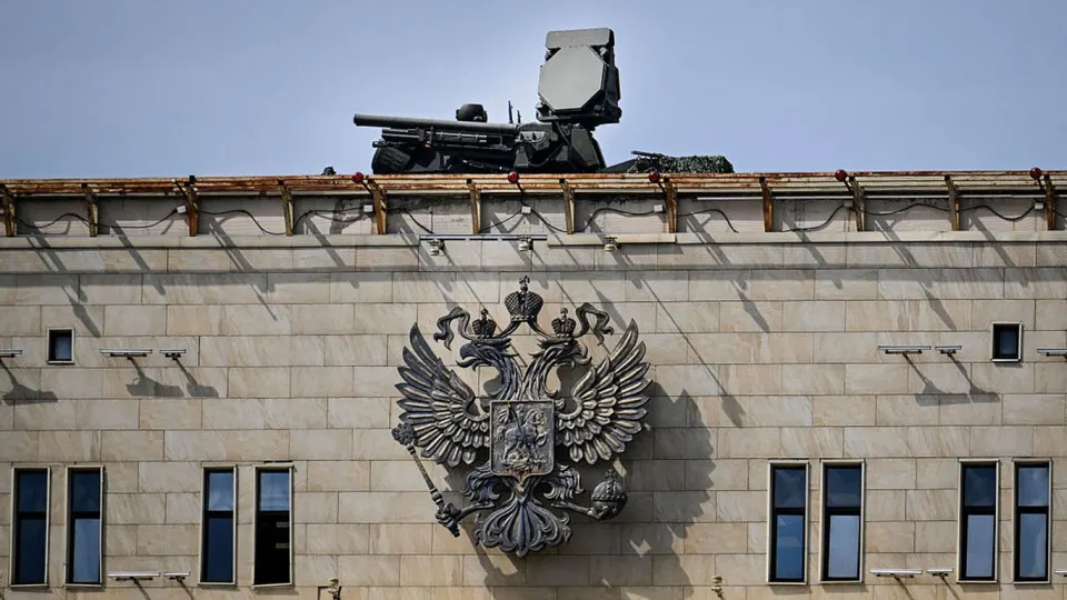 К защите парада 9 мая к столице перебрасывают значительные силы ПВО, что ослабляет прикрытие других регионов. Командование беспилотников и аналитики предупреждают — вероятны удары по энергетическим объектам и военным базам на периферии.