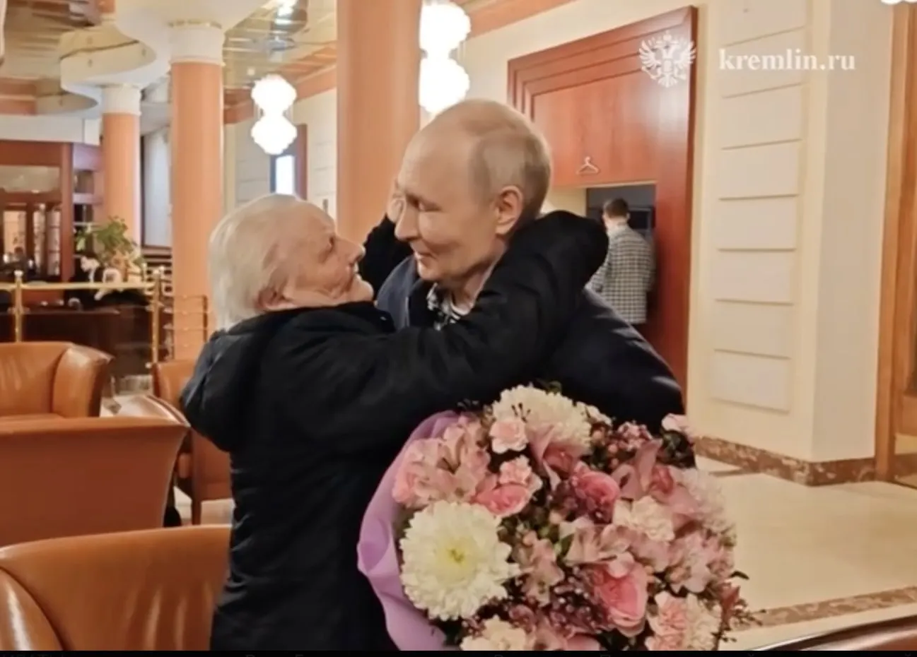 Президент эмоционально пообщался со своей первой учительницей — они обнялись, поцеловали друг друга и не скрывали слёз.
