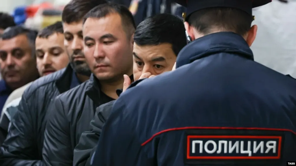 Законопроект расширяет перечень административных правонарушений, за которые иностранцев и лиц без гражданства могут выдворять из России; число оснований вырастет до 58.