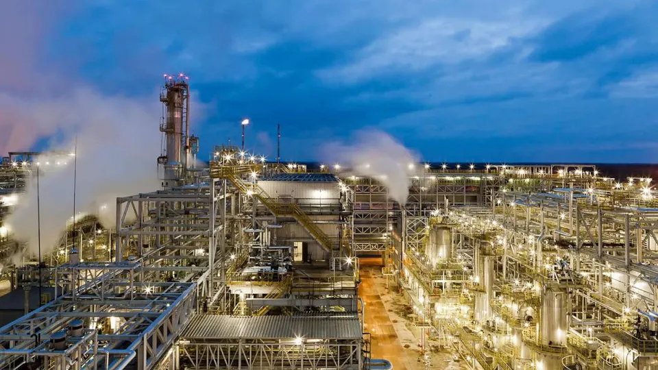 После удара беспилотников 5 мая нефтеперерабатывающий завод «Кинеф» в Ленинградской области не работает: повреждены основные технологические установки, приостановлены отгрузки топливной продукции и производство может потребовать длительного восстановления.