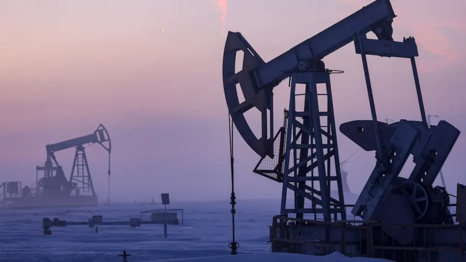 По обновлённому макропрогнозу Минэкономразвития добыча нефти в 2026 году снизится до примерно 511 млн тонн — четвёртый год подряд и самый низкий показатель с 2009 года. Причины — ухудшение финансовых показателей компаний, сокращение бурения и ограниченная возможность запуска крупных проектов.