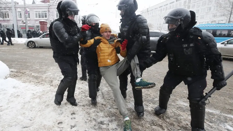 Государственная дума в третьем чтении внесла поправки, которые формально вводят в обязанности правоохранительных органов работу по предупреждению уклонения от военной службы и противодействию «искажению исторической правды». Нововведения связаны с практикой круглогодичного призыва и возможным использованием мобрезерва.