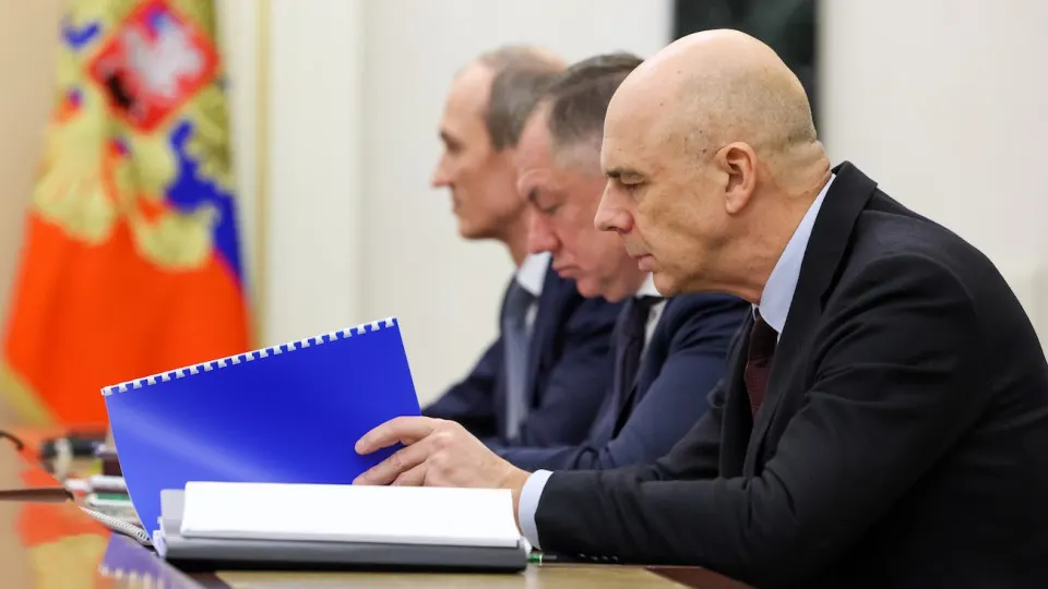 Вице‑премьер Александр Новак заявил о необходимости сбалансировать бюджет в условиях снижающихся доходов: правительство будет выбирать приоритеты расходов, в том числе учитывая рост трат на оборону и безопасность.