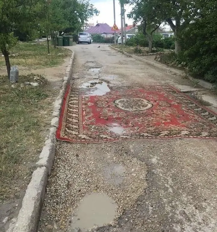 В Госдуму внесён законопроект, который позволяет жителям заменять асфальт во дворах и на местных дорогах. Сейчас за такие работы без согласования могут штрафовать; в правительстве инициативу раскритиковали, ссылаясь на необходимость участия специалистов.