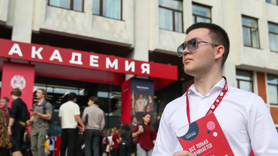 Московским студентам предложили годовую службу в добровольческом отряде по защите неба от дронов с оплатой 200 тыс. руб. в месяц и премиями за сбитые БПЛА; похожие предложения появляются и в других вузах на фоне масштабной кампании набора в войска БПЛА.