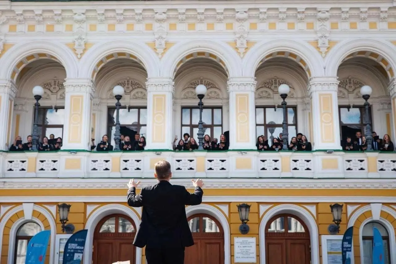 Каждые выходные лета в нескольких локациях города проходят бесплатные концерты на балконах исторических зданий — в программе романсы и классические произведения.