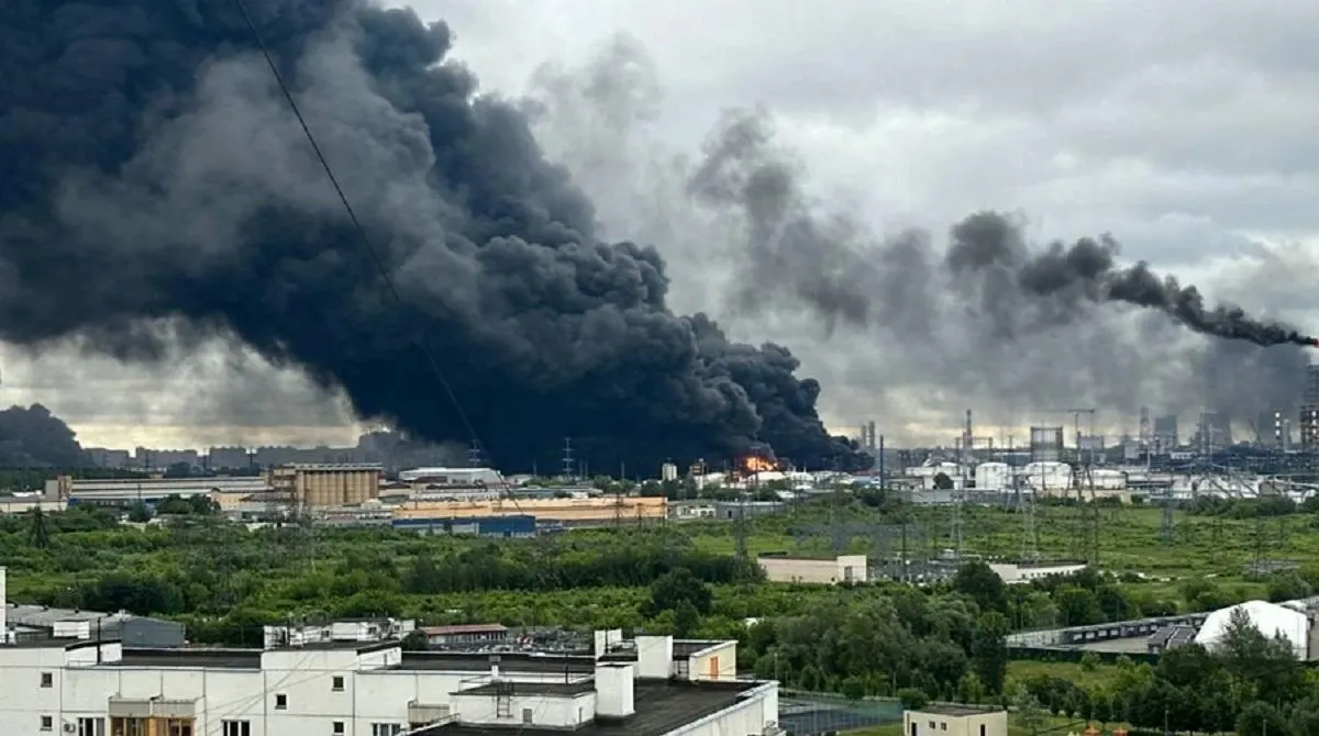 Атаки на нефтеперерабатывающие заводы сократили выпуск бензина, но куда более серьёзный удар по доходам государства наносит падение мировых цен на нефть после разблокирования Ормузского пролива. Аналитики предупреждают о росте рисков для бюджета и нефтяной отрасли.