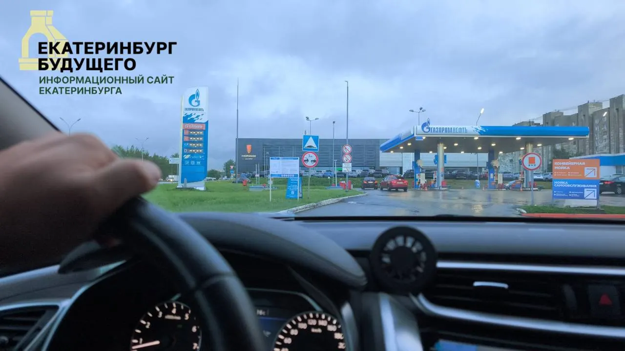 Средние цены на бензин и дизель в регионе выросли, при этом отмечаются перебои с поставками. Власти анонсируют меры для стабилизации рынка, экономисты предупреждают о рисках административного регулирования.