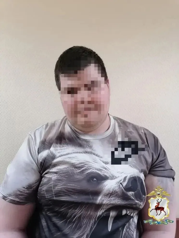 В Нижнем Новгороде в Сормове двое задержанных, угрожая ножом, отобрали у 44‑летней женщины сумку с 35 тысячами рублей и телефонами; подозреваемых арестовали.