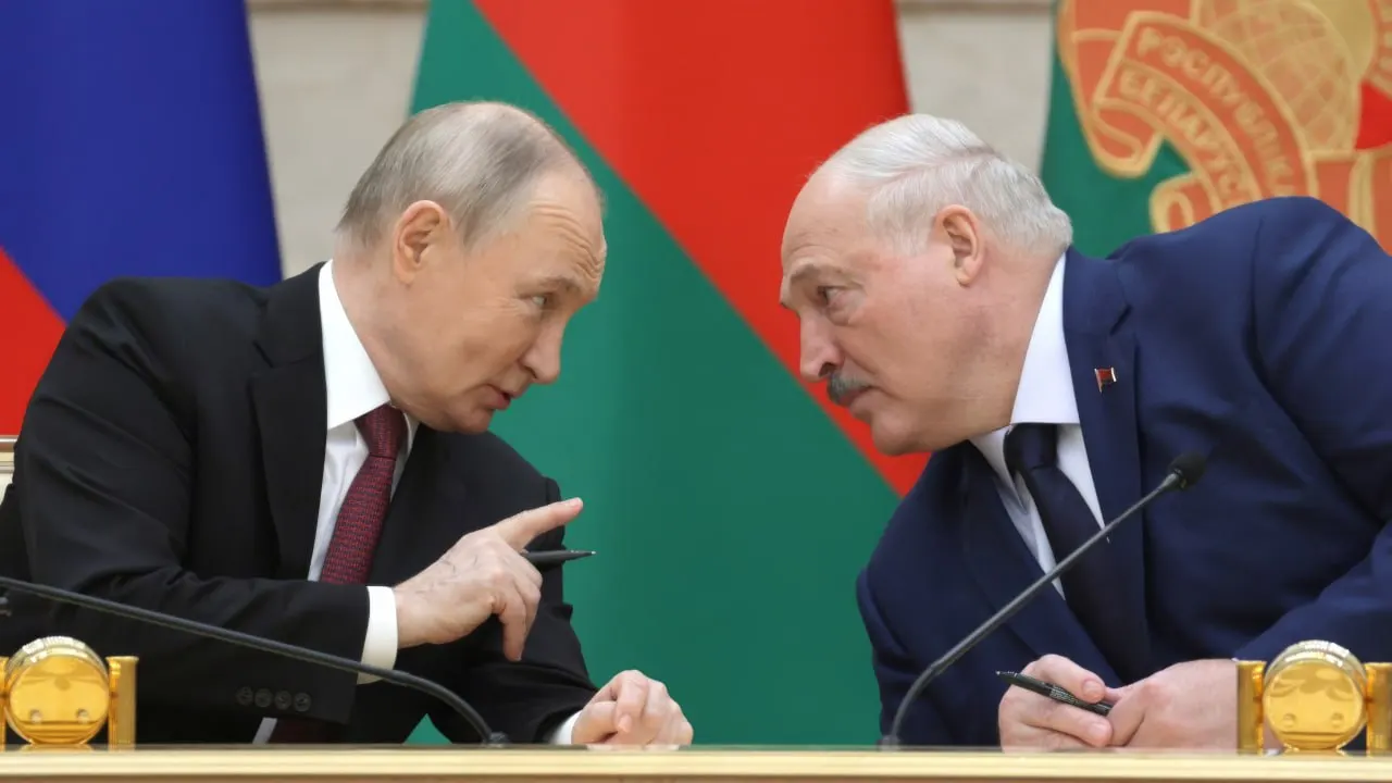 26 июня в президентской резиденции на Валдае прошли тайные переговоры Владимира Путина и Александра Лукашенко; официальных заявлений по итогам не последовало.