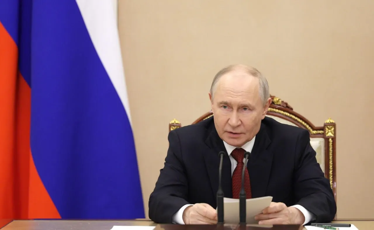 На совещании по снабжению регионов президент сообщил, что запасы бензина составляют около 1,7 млн тонн — всего на 4% меньше, чем год назад. После ударов по НПЗ в ряде регионов возникли очереди и введён режим повышенной готовности.