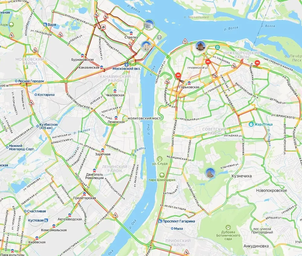 Из‑за дачных выездов уровень заторов в городе утром и в первой половине дня вырос до девяти баллов. Сильнее всего заторы на центральных улицах и у вокзала.