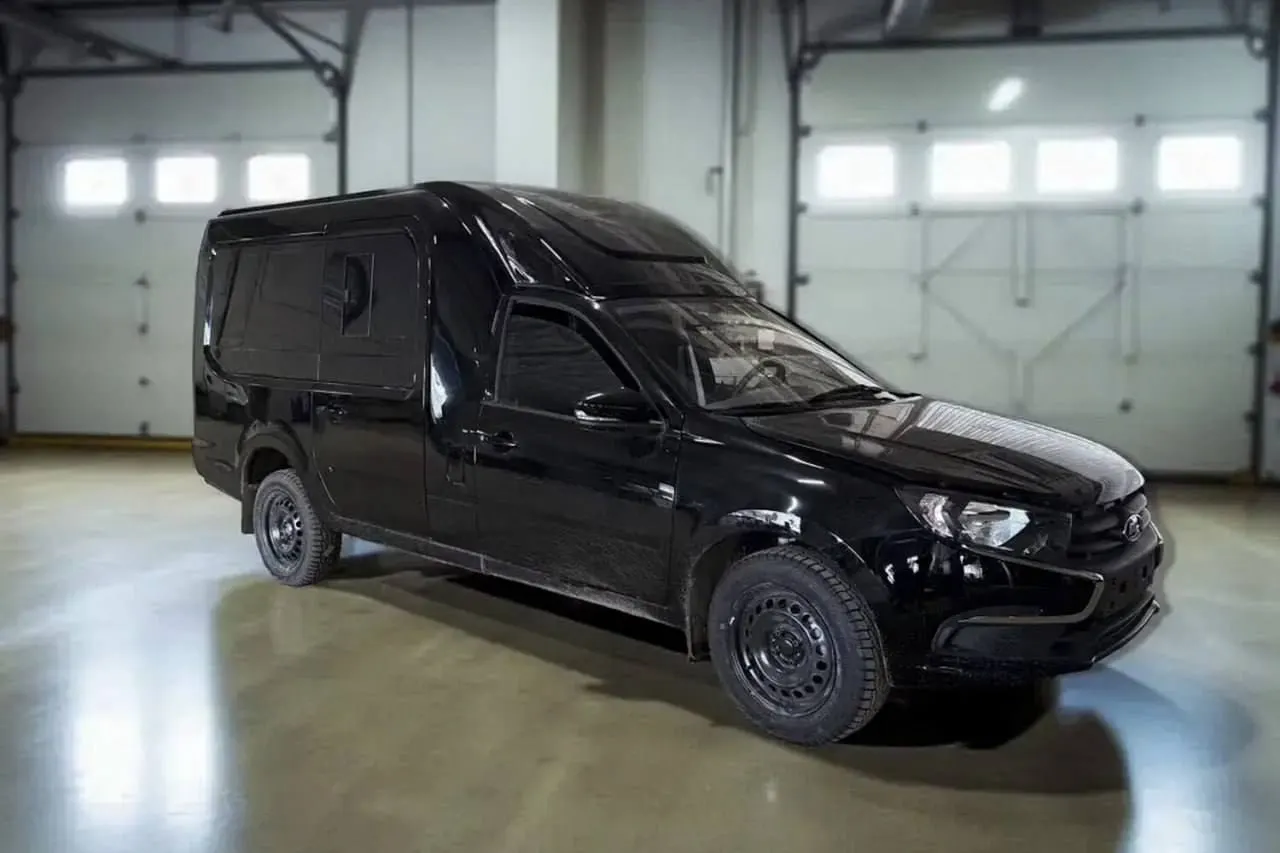 Нижегородская компания предлагает переоборудованную Lada Granta для ритуальных служб за 2,8 млн рублей. В машину встроили выдвижной подиум для гроба, поручни, кондиционирование и места для хранения венков и других принадлежностей.