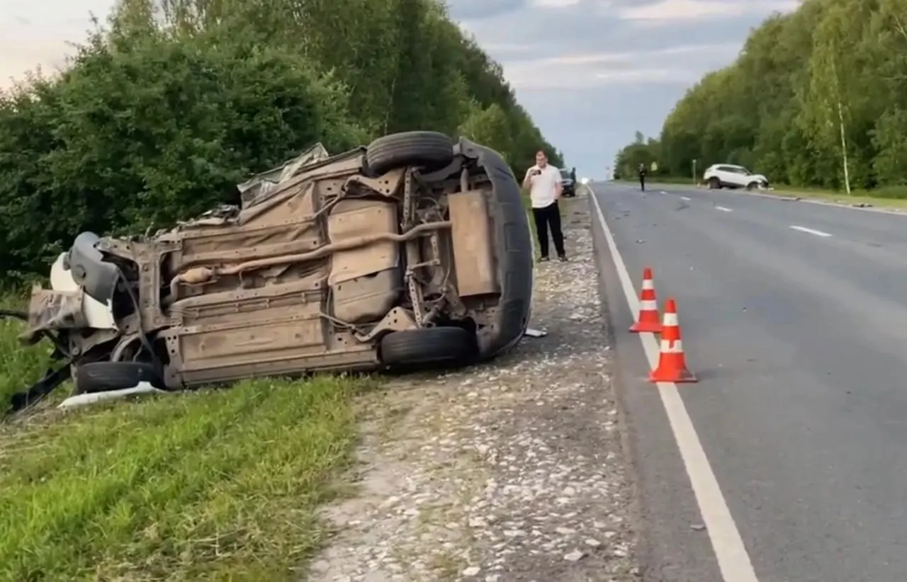 34‑летняя водительница выехала на встречную полосу и столкнулась с Hyundai; всего пострадали пять человек, среди них 17‑летний юноша.