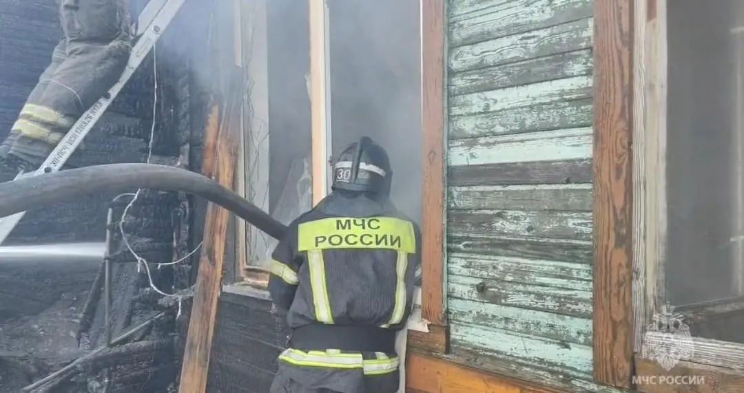 Ранним утром в Ленинском районе загорелись барачные дома на улице Самочкина. Площадь пожара — 775 кв. м, пострадавших нет, причины устанавливают специалисты.