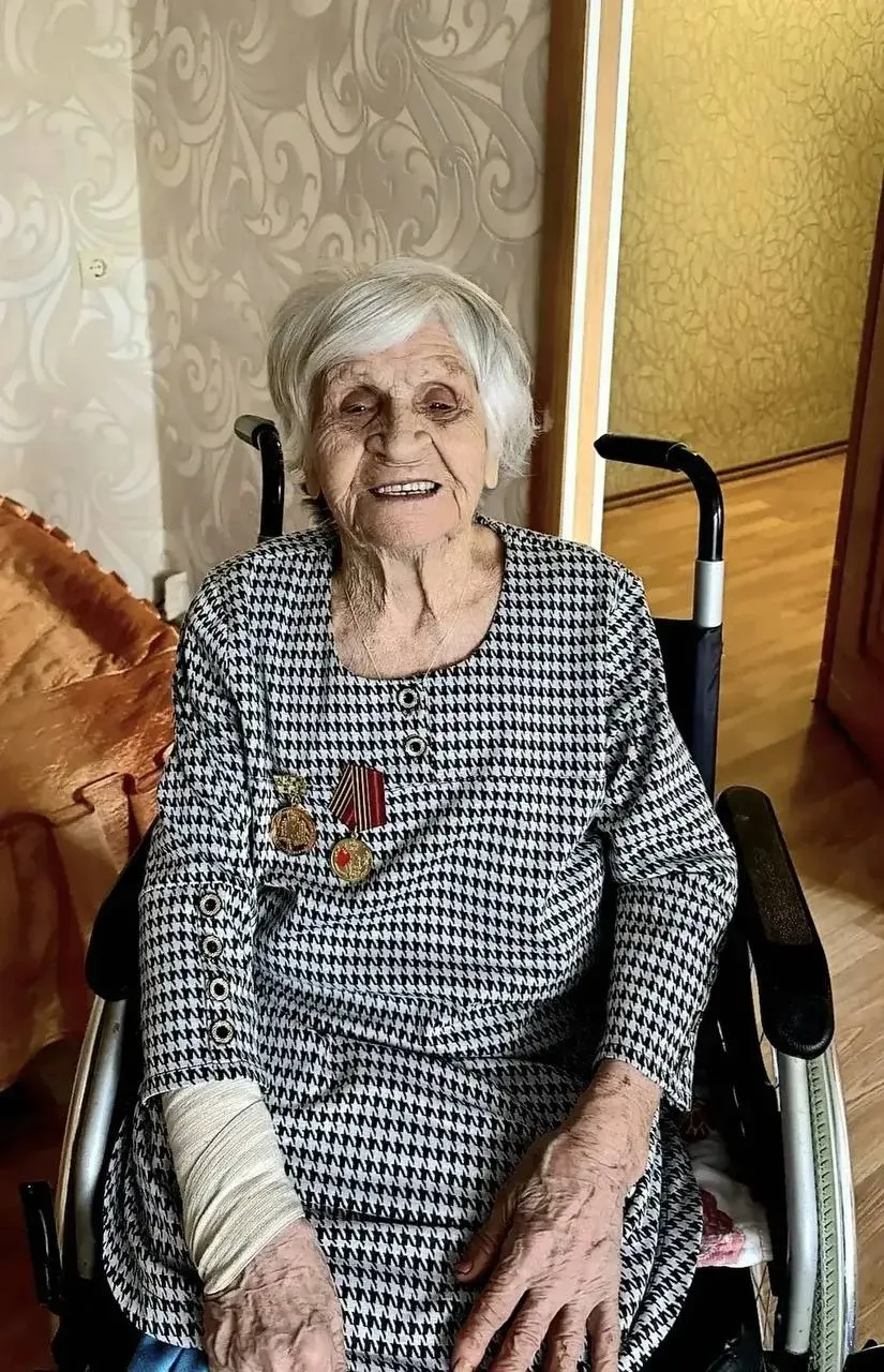 Ефимия Петровна ушла на фронт в 20 лет медсестрой, всю войну выносила раненых с поля боя. После войны почти 40 лет работала на местном заводе.