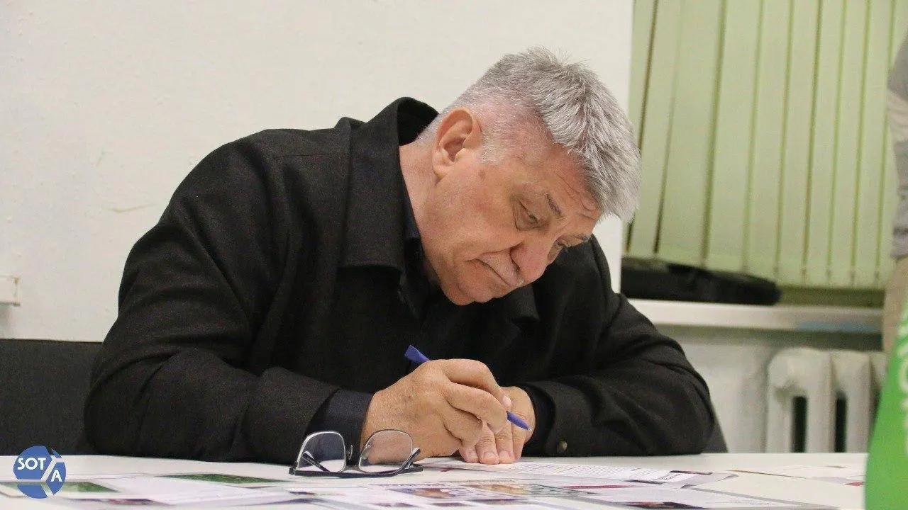 Краткий обзор ключевых событий: атаки беспилотников с жертвами, загрязнение в Ярославской области, юбилей Александра Сокурова и его письмо о кризисе кинематографа, наводнение в Кубани и телефонный разговор Путина с Трампом.