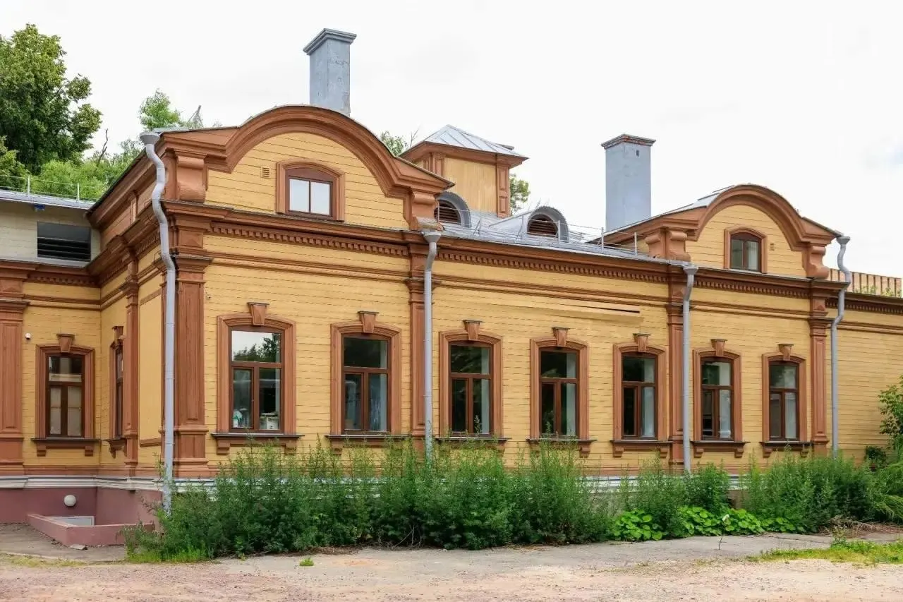Здание 1888 года продано за 69 млн ₽. Инвестору предстоит восстановление в течение трёх лет — планируют культурно‑общественный центр и ресторан.